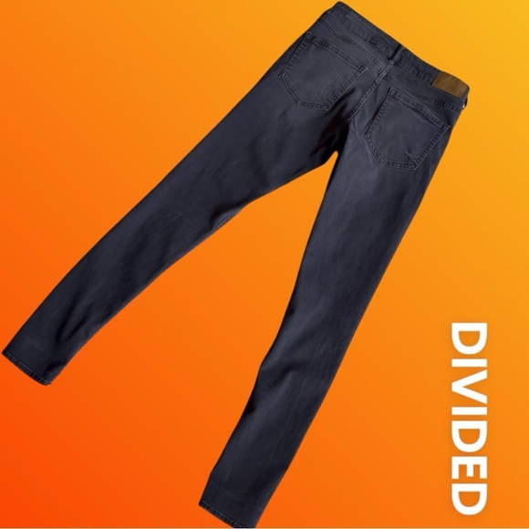DIVIDED distressed jeans - Picture 2 of 9